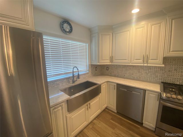 1886 E 13 Mile Road, Madison Heights, MI 48071