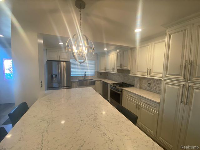 1886 E 13 Mile Road, Madison Heights, MI 48071