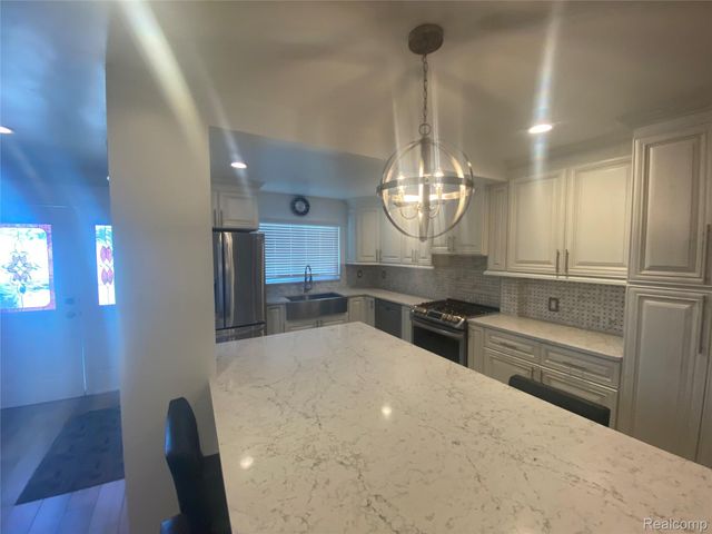 1886 E 13 Mile Road, Madison Heights, MI 48071