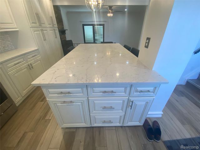 1886 E 13 Mile Road, Madison Heights, MI 48071