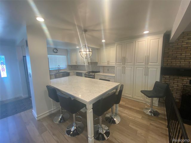 1886 E 13 Mile Road, Madison Heights, MI 48071