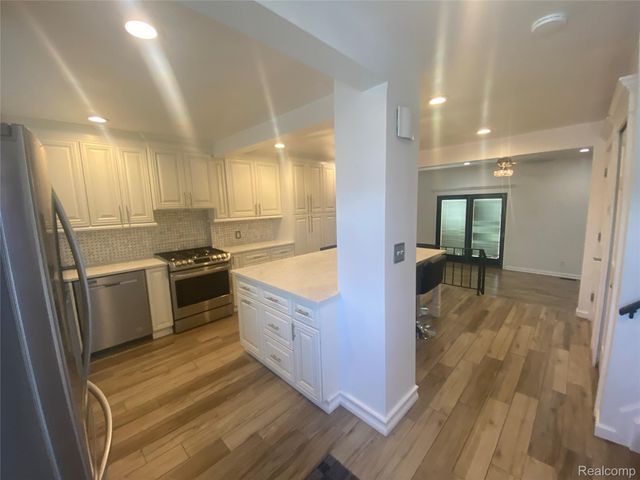 1886 E 13 Mile Road, Madison Heights, MI 48071