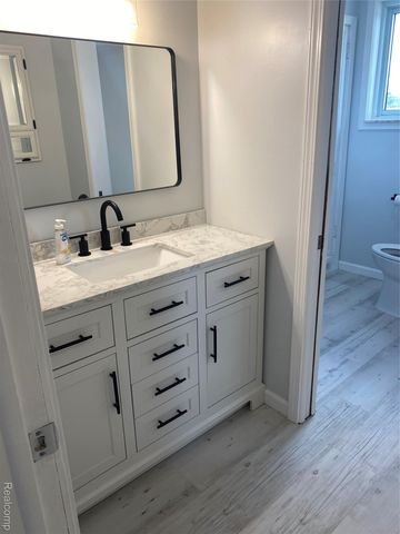 1886 E 13 Mile Road, Madison Heights, MI 48071