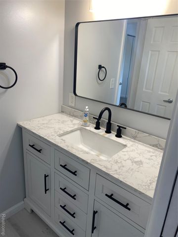 1886 E 13 Mile Road, Madison Heights, MI 48071