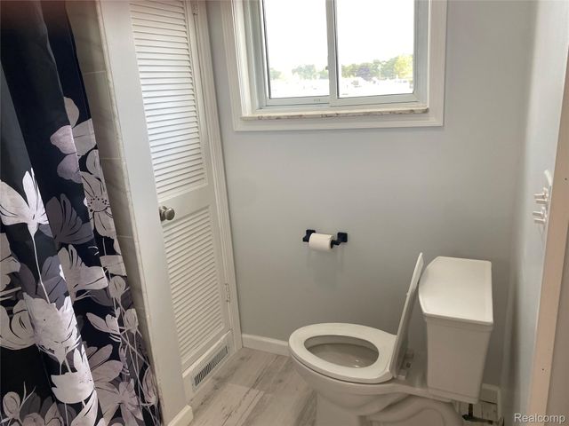 1886 E 13 Mile Road, Madison Heights, MI 48071