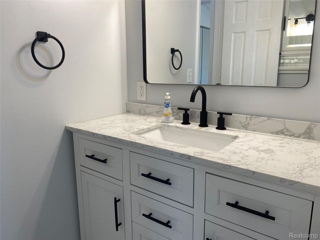 1886 E 13 Mile Road, Madison Heights, MI 48071