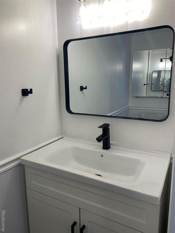 1886 E 13 Mile Road, Madison Heights, MI 48071