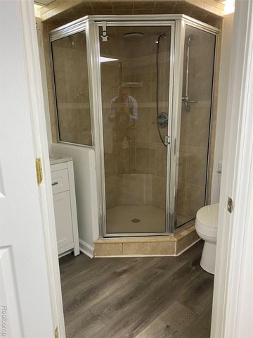 1886 E 13 Mile Road, Madison Heights, MI 48071