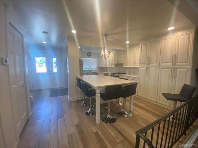 1886 E 13 Mile Road, Madison Heights, MI 48071