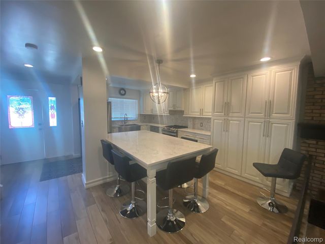 1886 E 13 Mile Road, Madison Heights, MI 48071