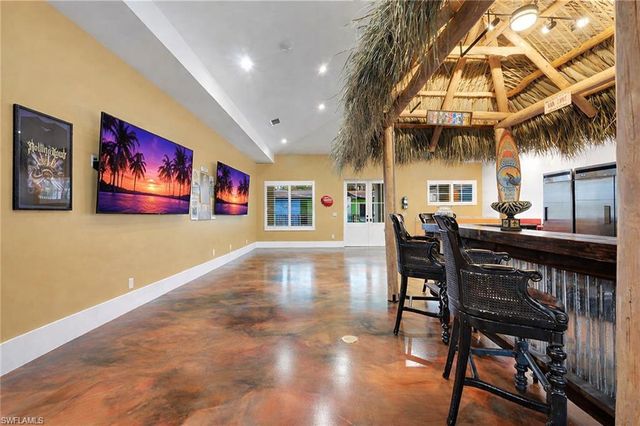 2401 Coach House LN, Naples, FL 34105