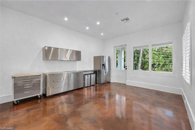 2401 Coach House LN, Naples, FL 34105