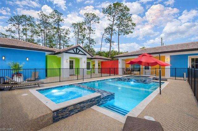 2401 Coach House LN, Naples, FL 34105