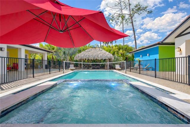 2401 Coach House LN, Naples, FL 34105