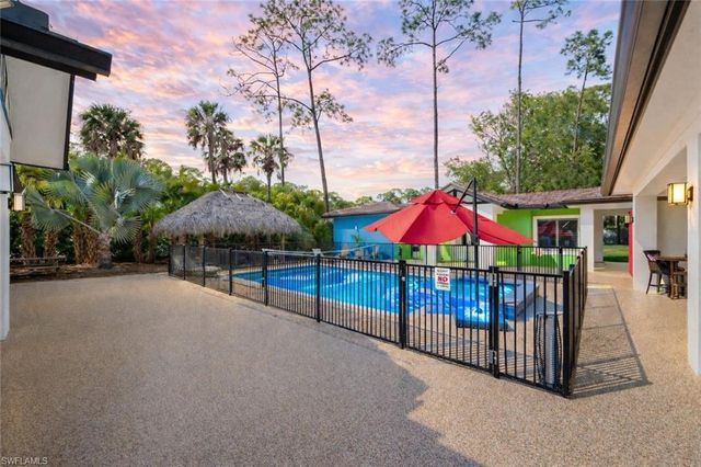 2401 Coach House LN, Naples, FL 34105