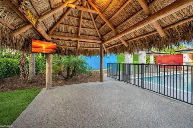 2401 Coach House LN, Naples, FL 34105