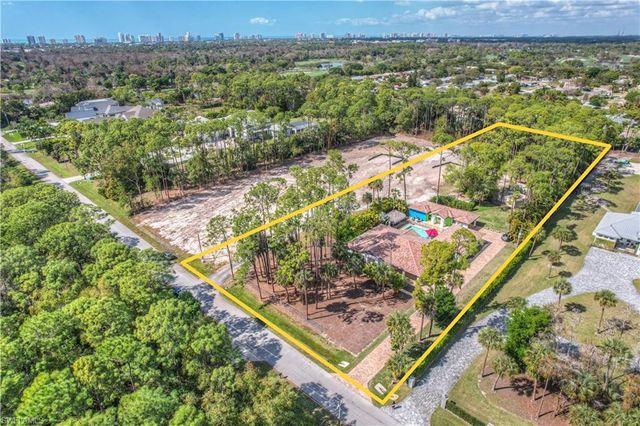 2401 Coach House LN, Naples, FL 34105