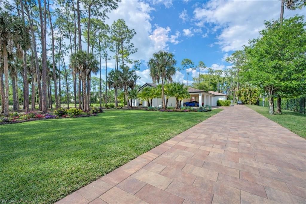 2401 Coach House LN, Naples, FL 34105