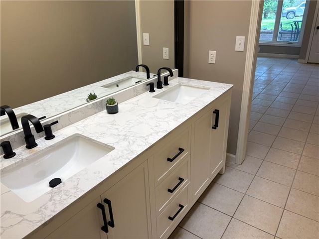 10023 S Munro Road, Lone Jack, MO 64070