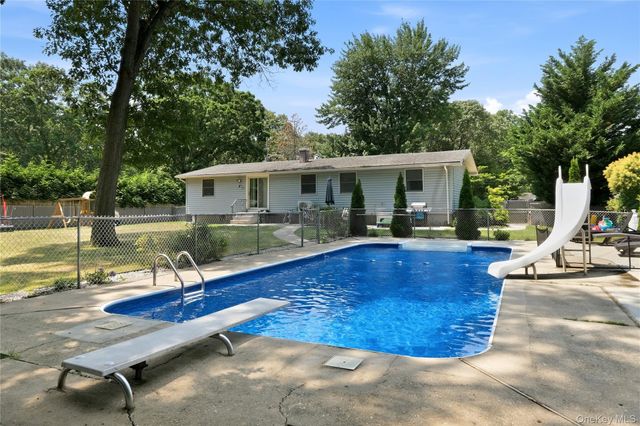 3 Herd Lane, East Setauket, NY 11733