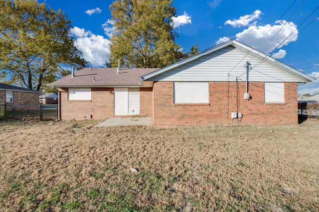 1621 E Catalina St, Wichita, KS 67216