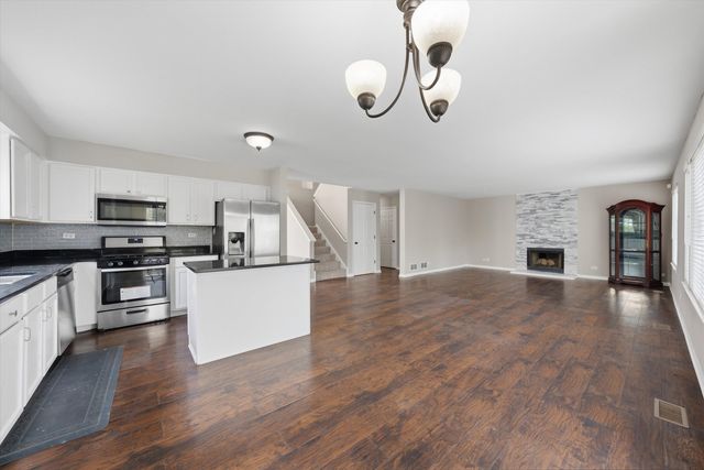 2824 WHITEHALL Lane, Naperville, IL 60564