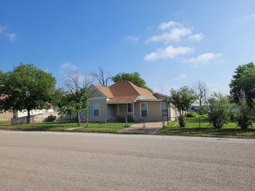 708 N 11th Street, Ballinger, TX 76821
