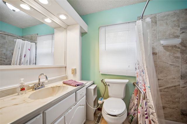 3300 E 37th Street, Des Moines, IA 50317