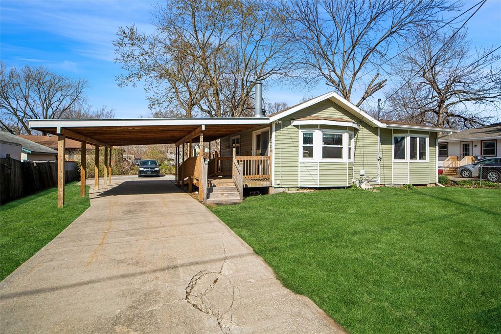 3300 E 37th Street, Des Moines, IA 50317