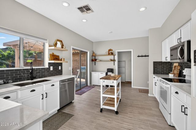 30052 N DESERT WILLOW Boulevard, San Tan Valley, AZ 85143