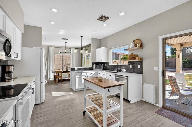 30052 N DESERT WILLOW Boulevard, San Tan Valley, AZ 85143