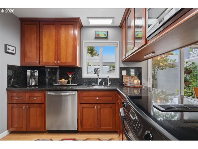 634 N HAYDEN BAY Dr, Portland, OR 97217