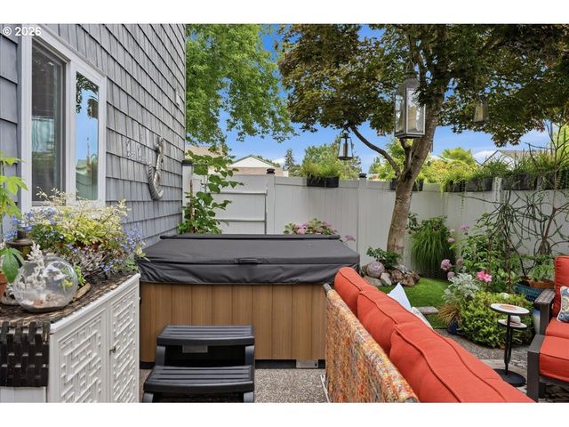 634 N HAYDEN BAY Dr, Portland, OR 97217