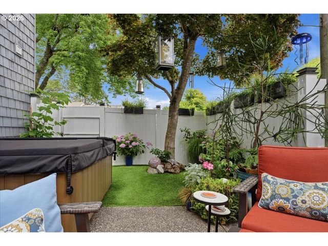 634 N HAYDEN BAY Dr, Portland, OR 97217