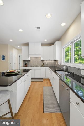 8104 REVATOM CT, Dunn Loring, VA 22027