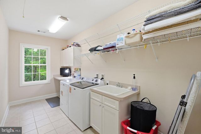 8104 REVATOM CT, Dunn Loring, VA 22027