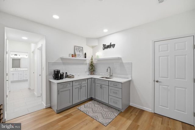 8104 REVATOM CT, Dunn Loring, VA 22027