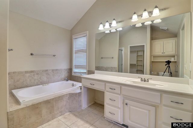 2432 Heritage Lane, Fremont, NE 68025