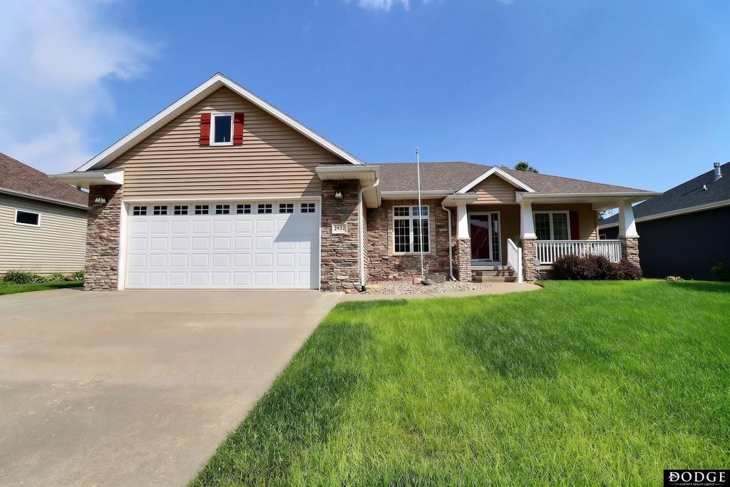2432 Heritage Lane, Fremont, NE 68025