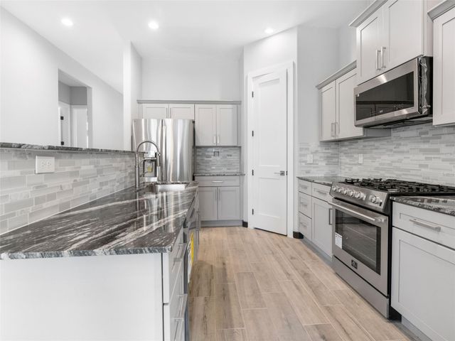 209 Silverleaf Road, Sweeny, TX 77480