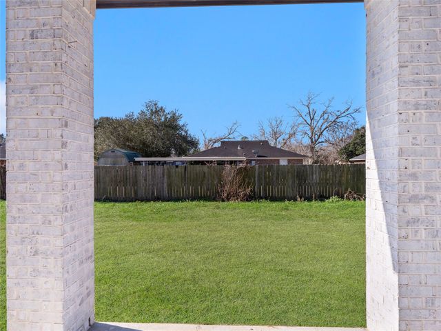 209 Silverleaf Road, Sweeny, TX 77480