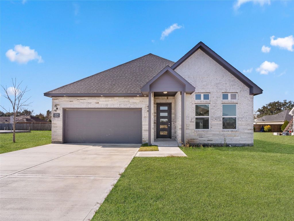 209 Silverleaf Road, Sweeny, TX 77480