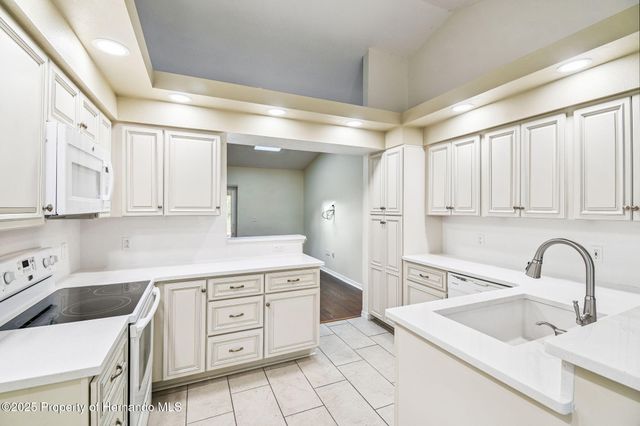 7021 Oregon Chickadee Road, Weeki Wachee, FL 34613