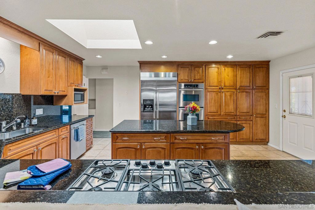 Image 9 of property listing at 5762 Alta Vista Ave, San Diego, CA 92114