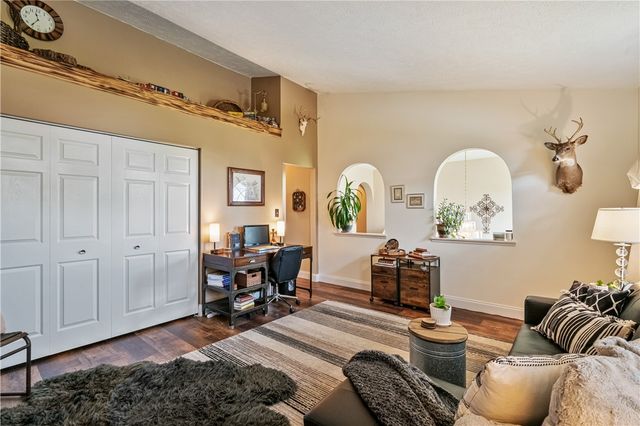 105 Forest Glen Dr, North Fayette, PA 15126