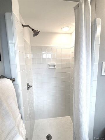 16115 Reedmere Avenue, Franklin, MI 48025