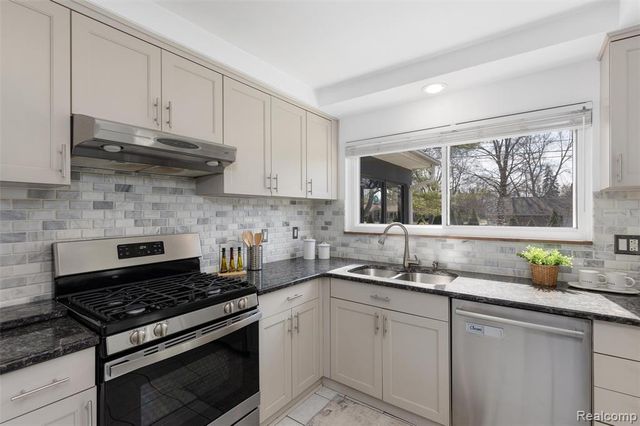 16115 Reedmere Avenue, Franklin, MI 48025