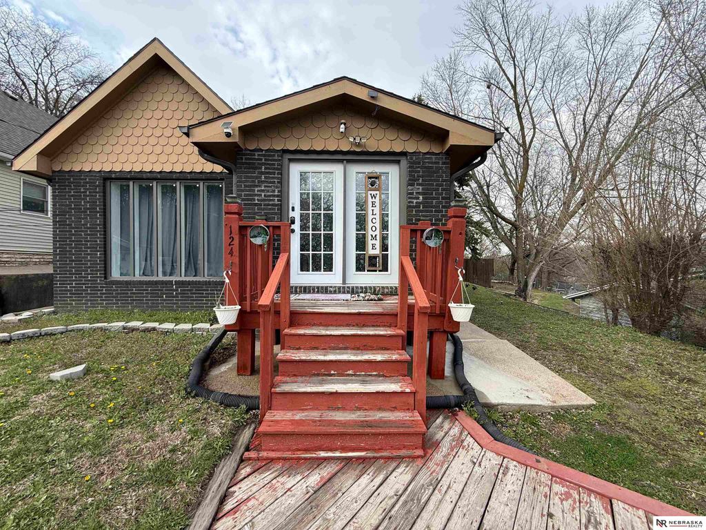 124 Hunter Avenue, Council Bluffs, IA 51503