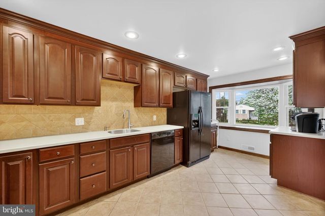 13 PEBBLE LN, Cherry Hill, NJ 08002