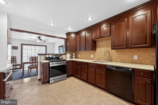 13 PEBBLE LN, Cherry Hill, NJ 08002